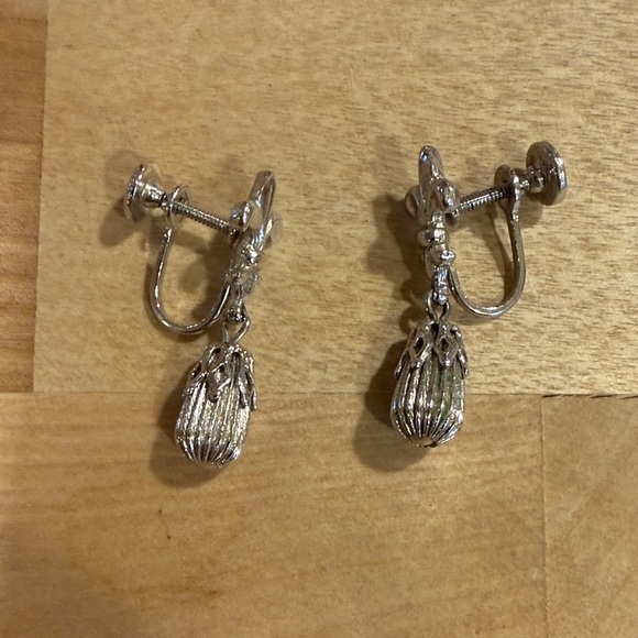 Jewelry - Vintage Fleur de Lis Silver Screw On Earrings